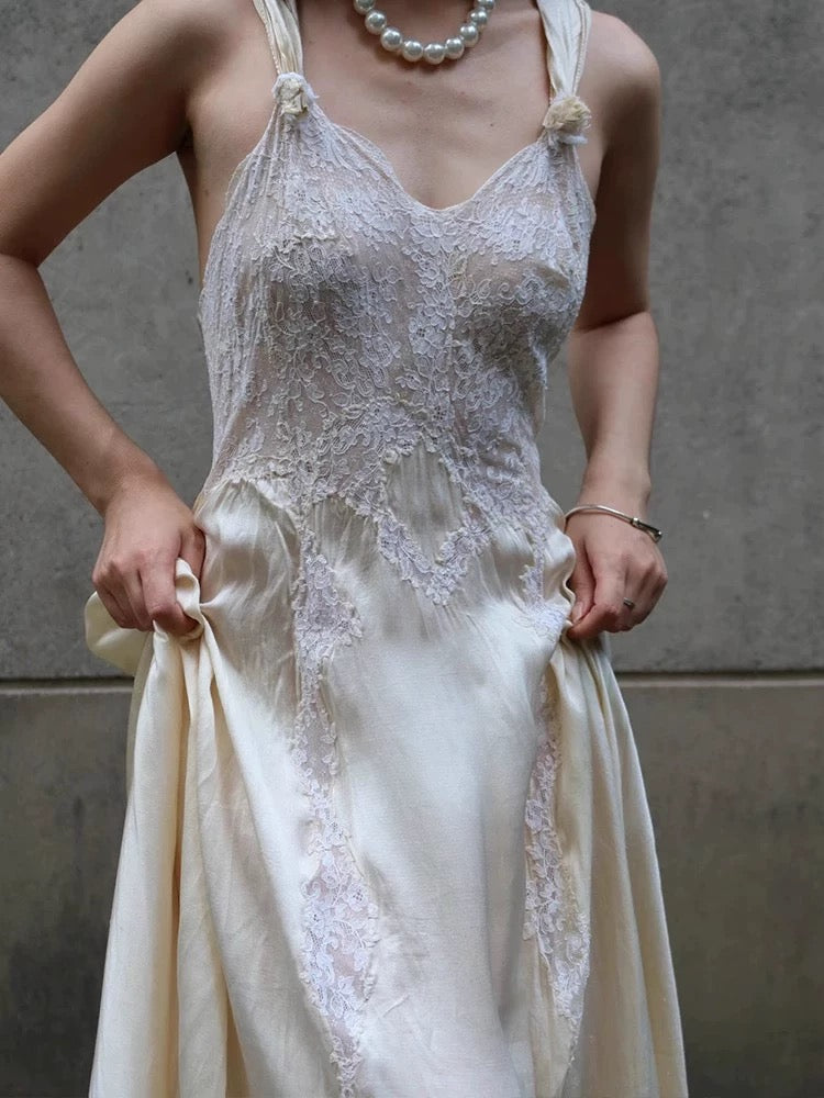 Robe de bal trapèze en satin beige et dentelle J6493
