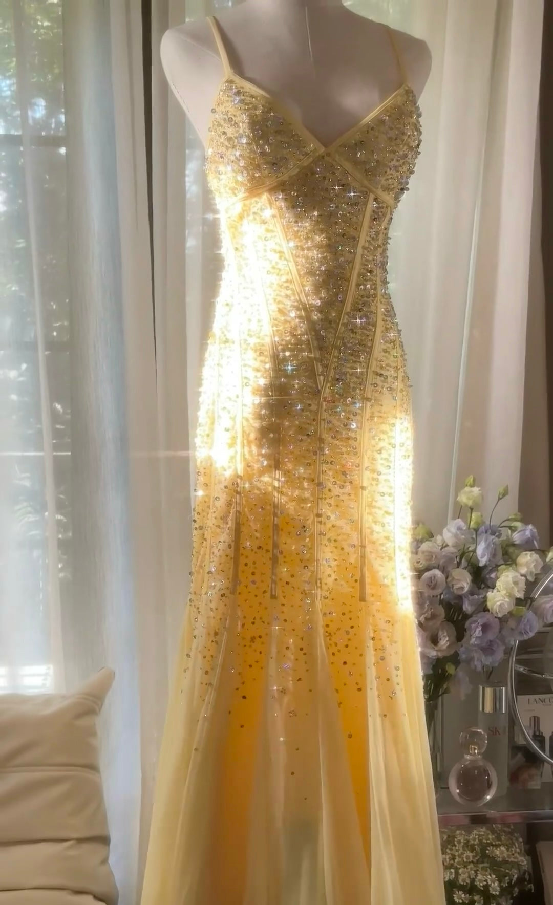 Rückenfreies Meerjungfrau-Ballkleid in Gelb mit Pailletten J6546