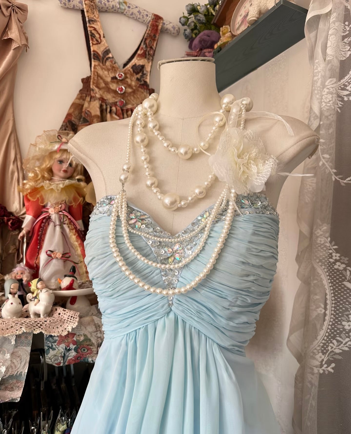 Blaues Chiffon-Ballkleid mit Herzausschnitt und Perlenbesatz in A-Linie J6563