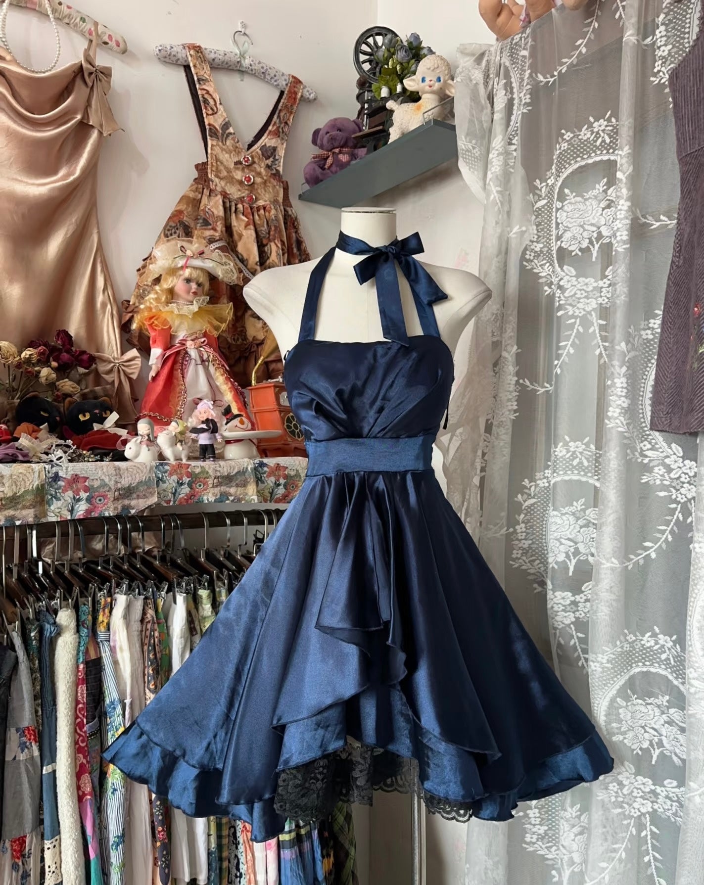 Marineblaues A-Linien-Kurzkleid aus Satin mit Spitze J6657