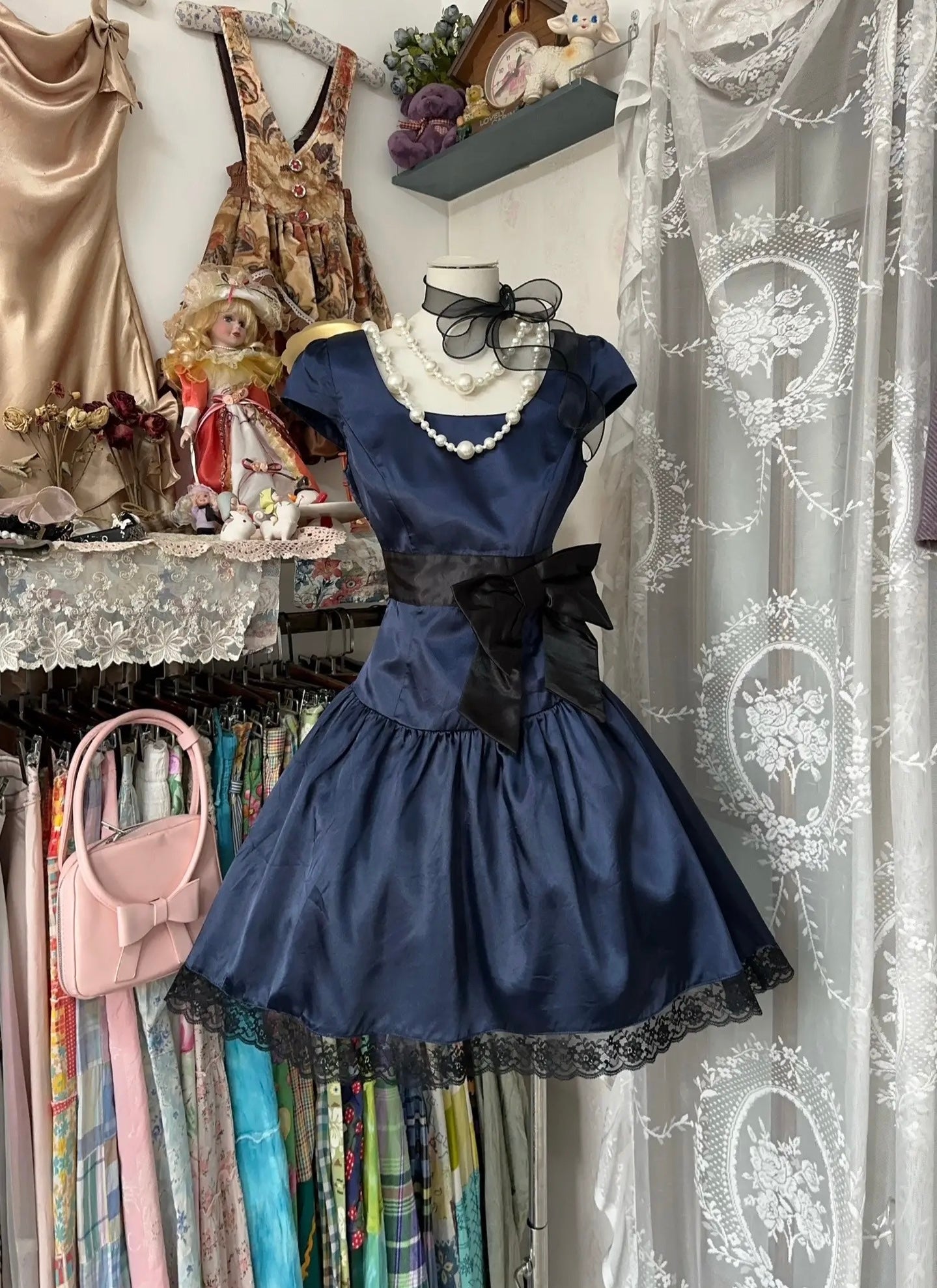 Robe courte en satin bleu marine coupe trapèze J6670