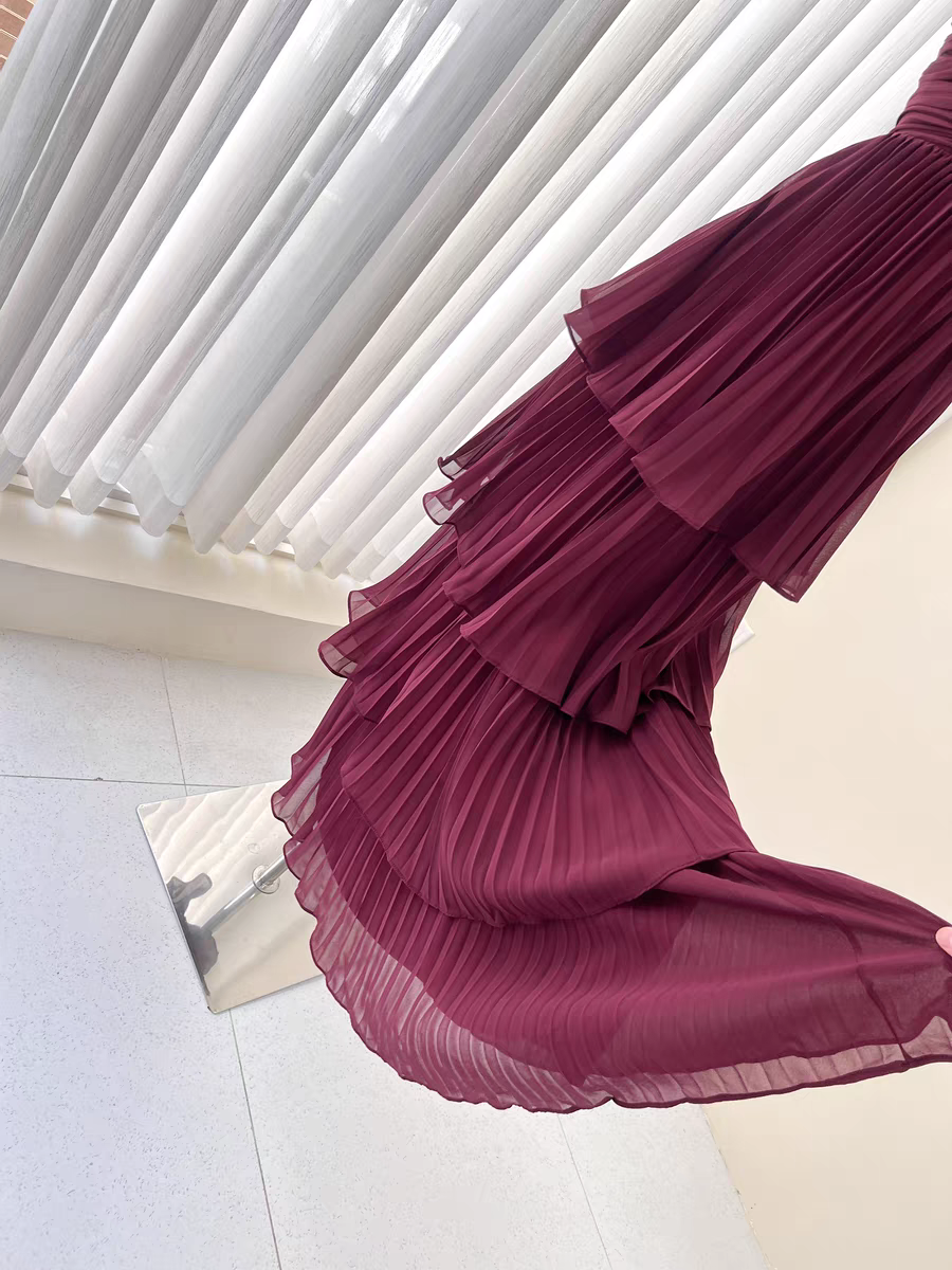 Burgunderrotes trägerloses Chiffon-Plissee-Stufen-Abendkleid J6734