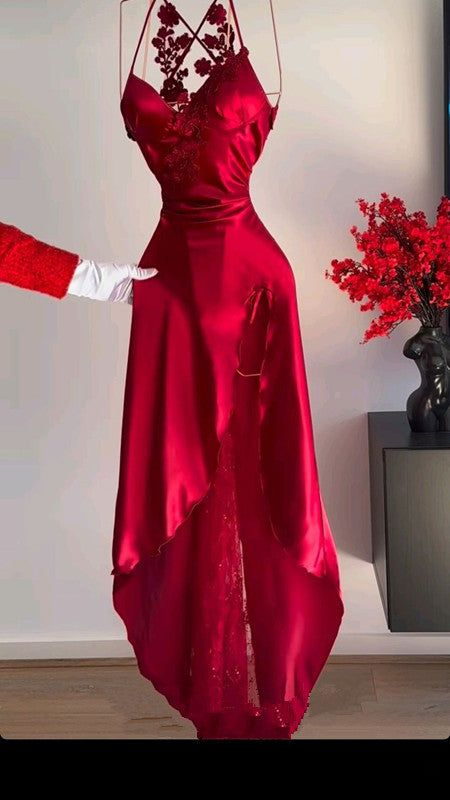 Robe de soirée longue en satin rouge coupe trapèze avec fente latérale J6735