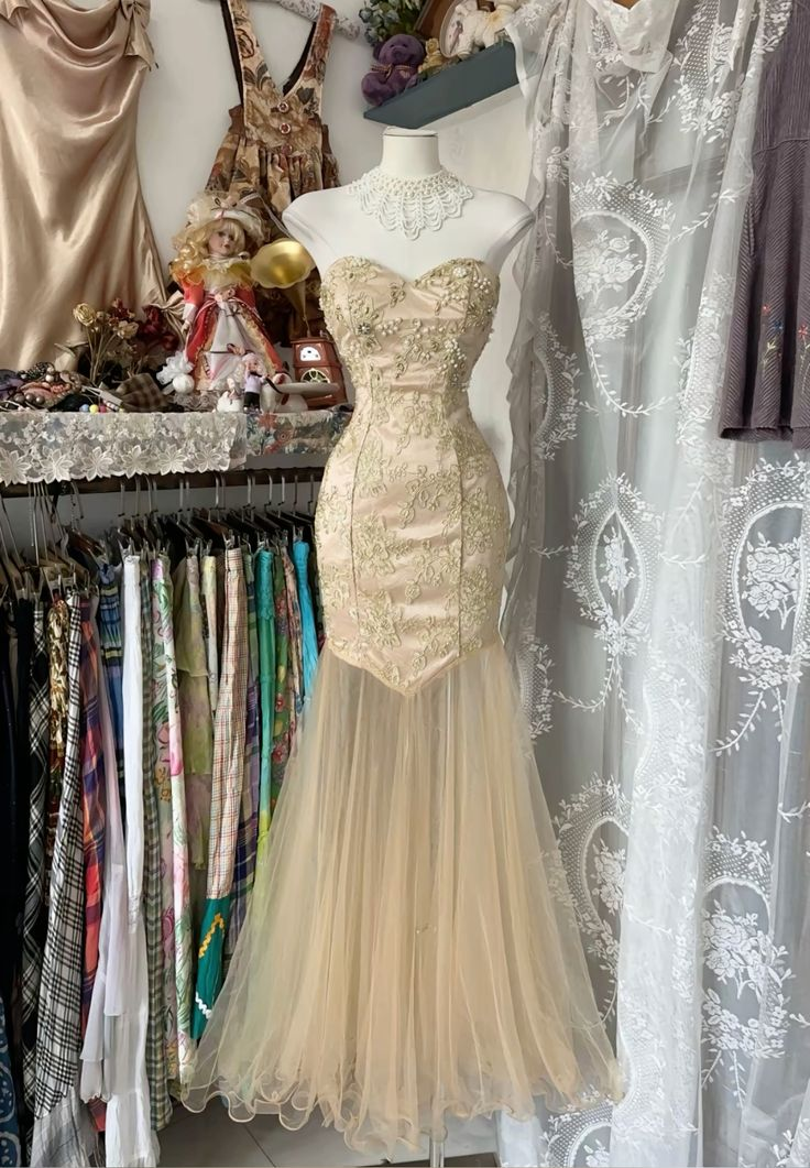 Champagner Meerjungfrau-Abschlussballkleid mit Herzausschnitt und Applikationen J6741