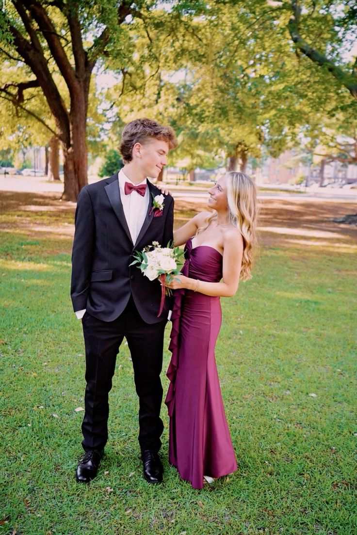 Burgunderrotes Ballkleid mit Rüschen und Herzausschnitt, Meerjungfrau-Abendkleid J6837