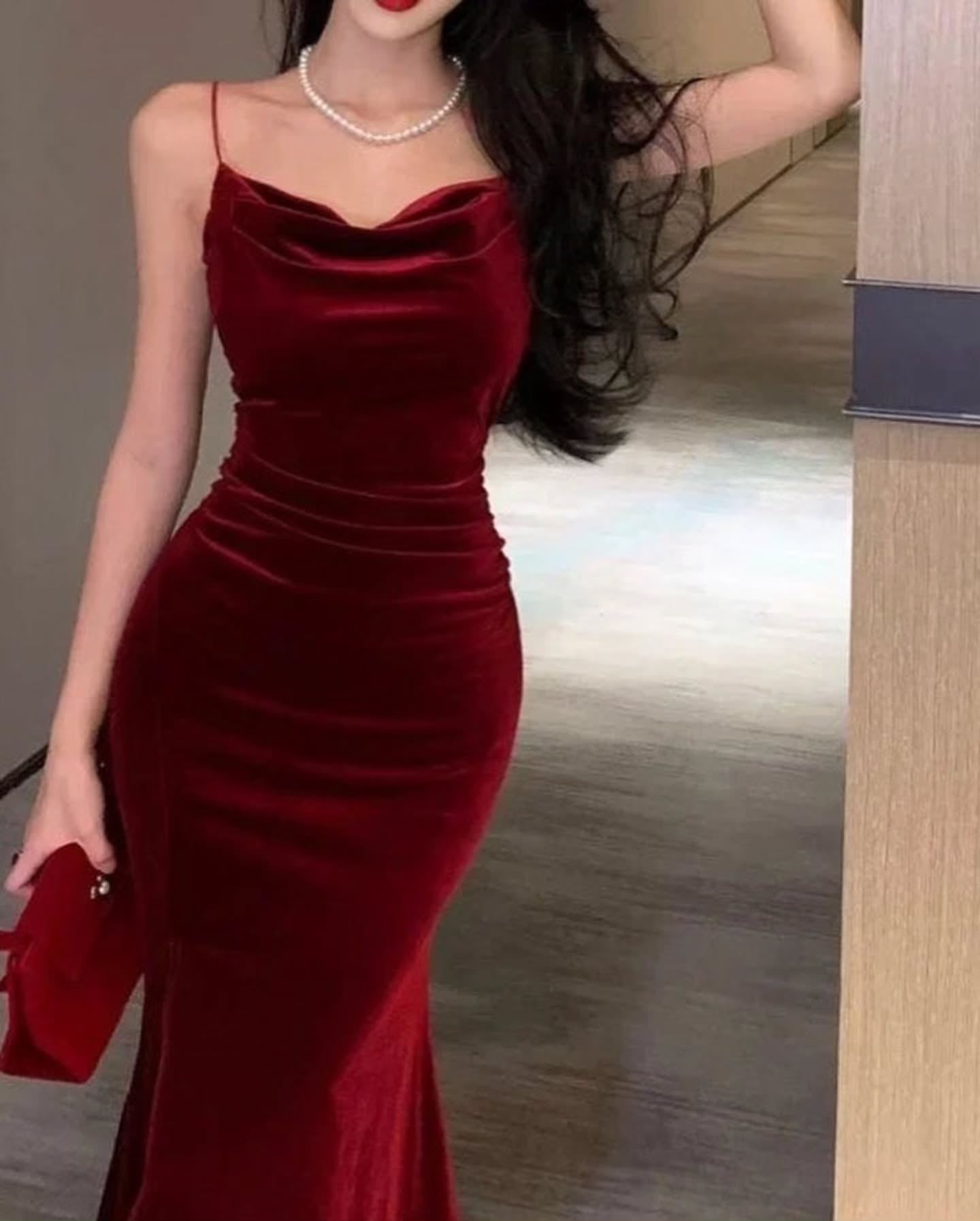 Burgunderrotes Meerjungfrau-Ballkleid mit Spaghettiträgern und Samt-Abendkleid J6895