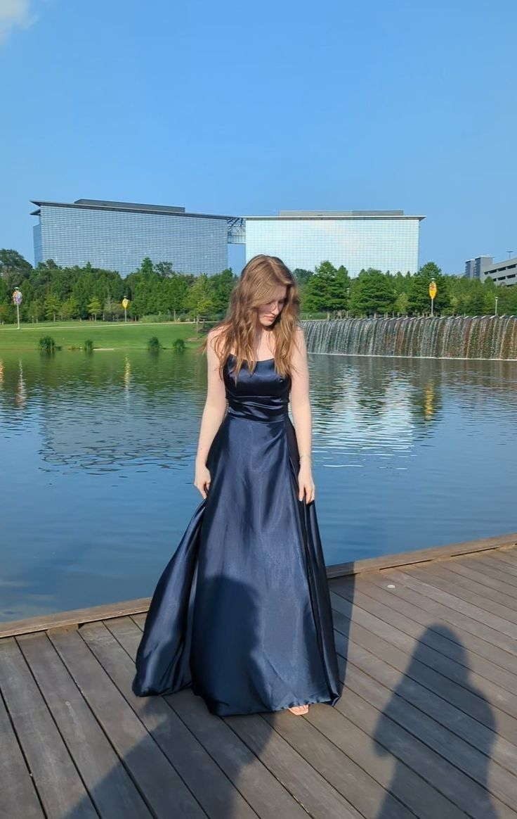 Robe de soirée longue en satin bleu marine, coupe trapèze, J8233