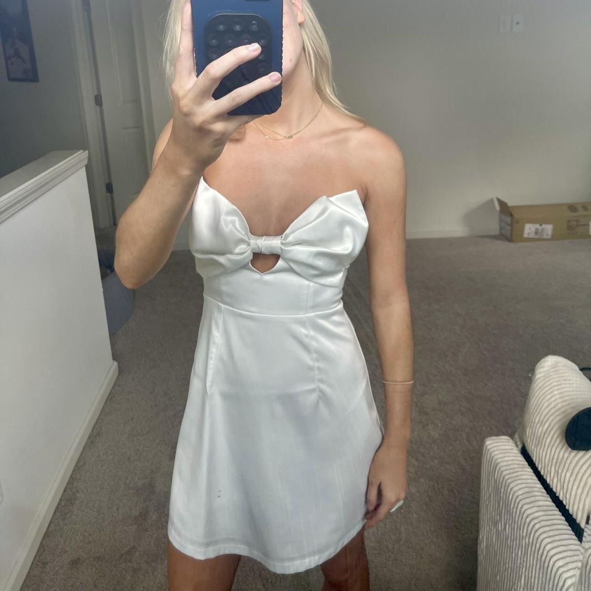 Kurzes Satin-Abendkleid mit Schleife und Etuikleid J7533