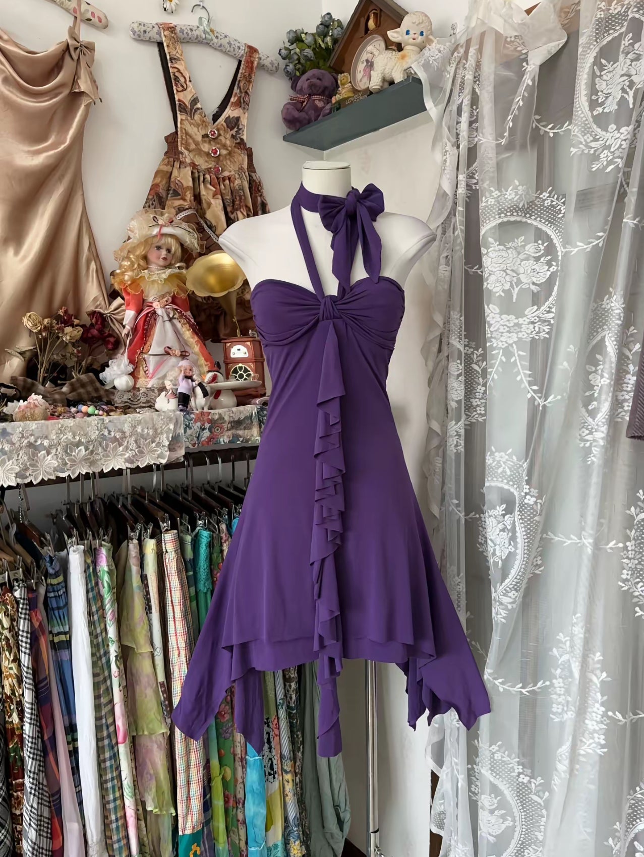 Robe de bal courte violette à volants et dos nu, coupe trapèze, J8487