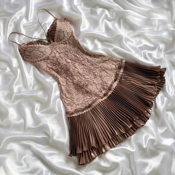 Robe d'anniversaire courte plissée en dentelle bleue à bretelles spaghetti J8388