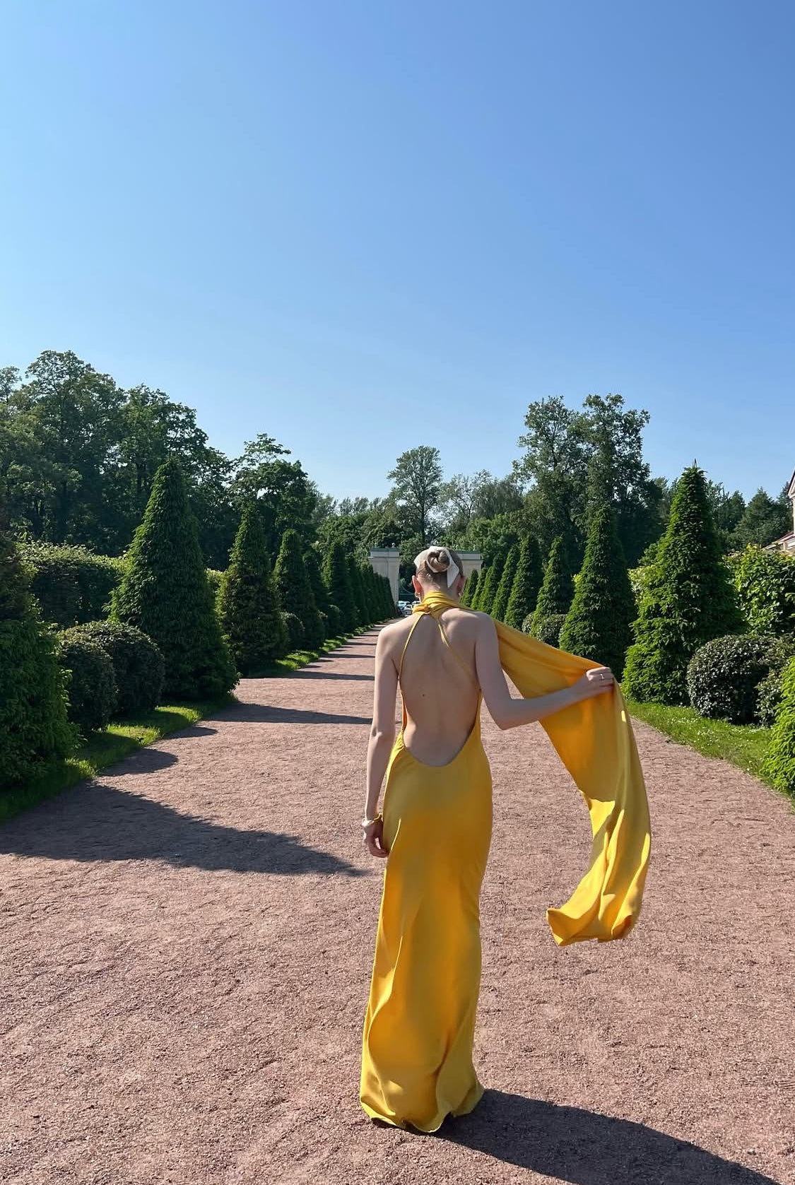 Neckholder-rückenfreies gelbes Geburtstagskleid, langes formelles Ballkleid J7182