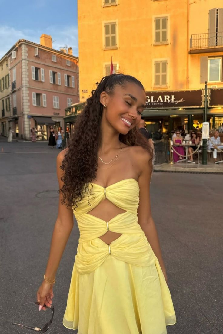 Trägerloses gelbes kurzes Homecoming-Kleid J7281