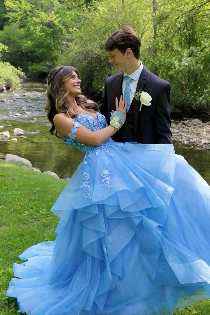 Robe de bal longue bleue à épaules dénudées et appliques, style princesse J8258
