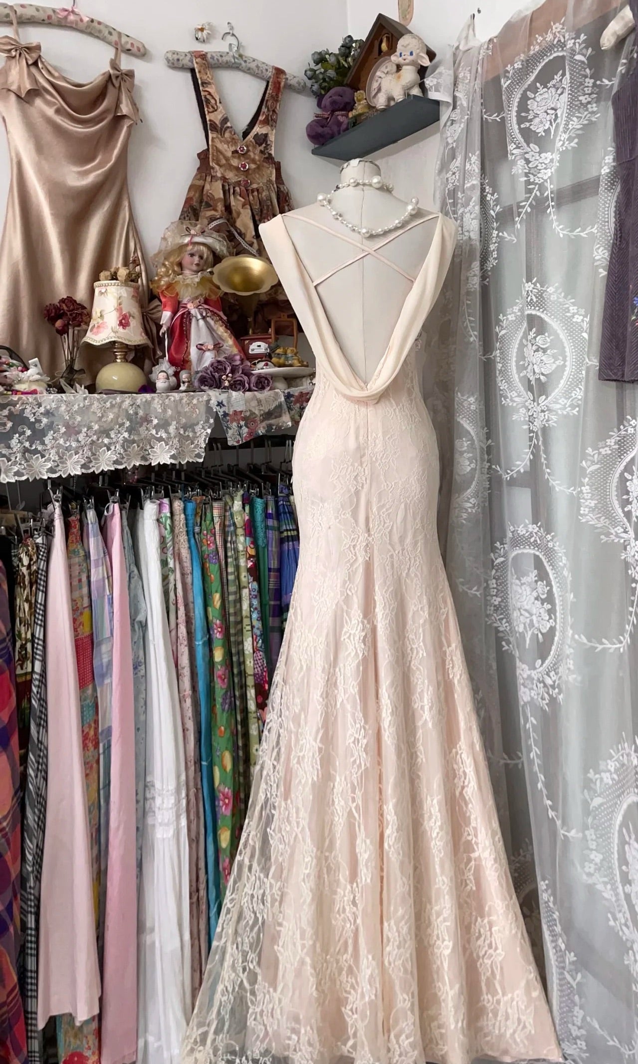 Robe de bal longue sirène en dentelle et perles appliquées J8536