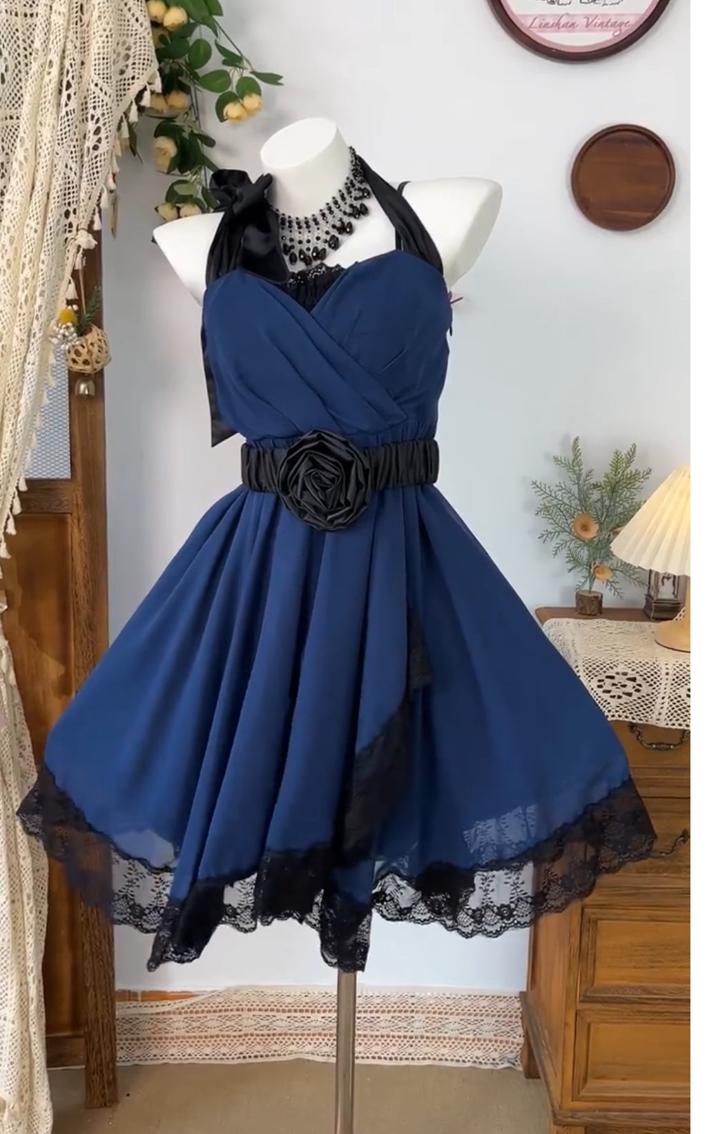 Robe de bal courte en mousseline de soie bleue, coupe trapèze, en dentelle, J8417