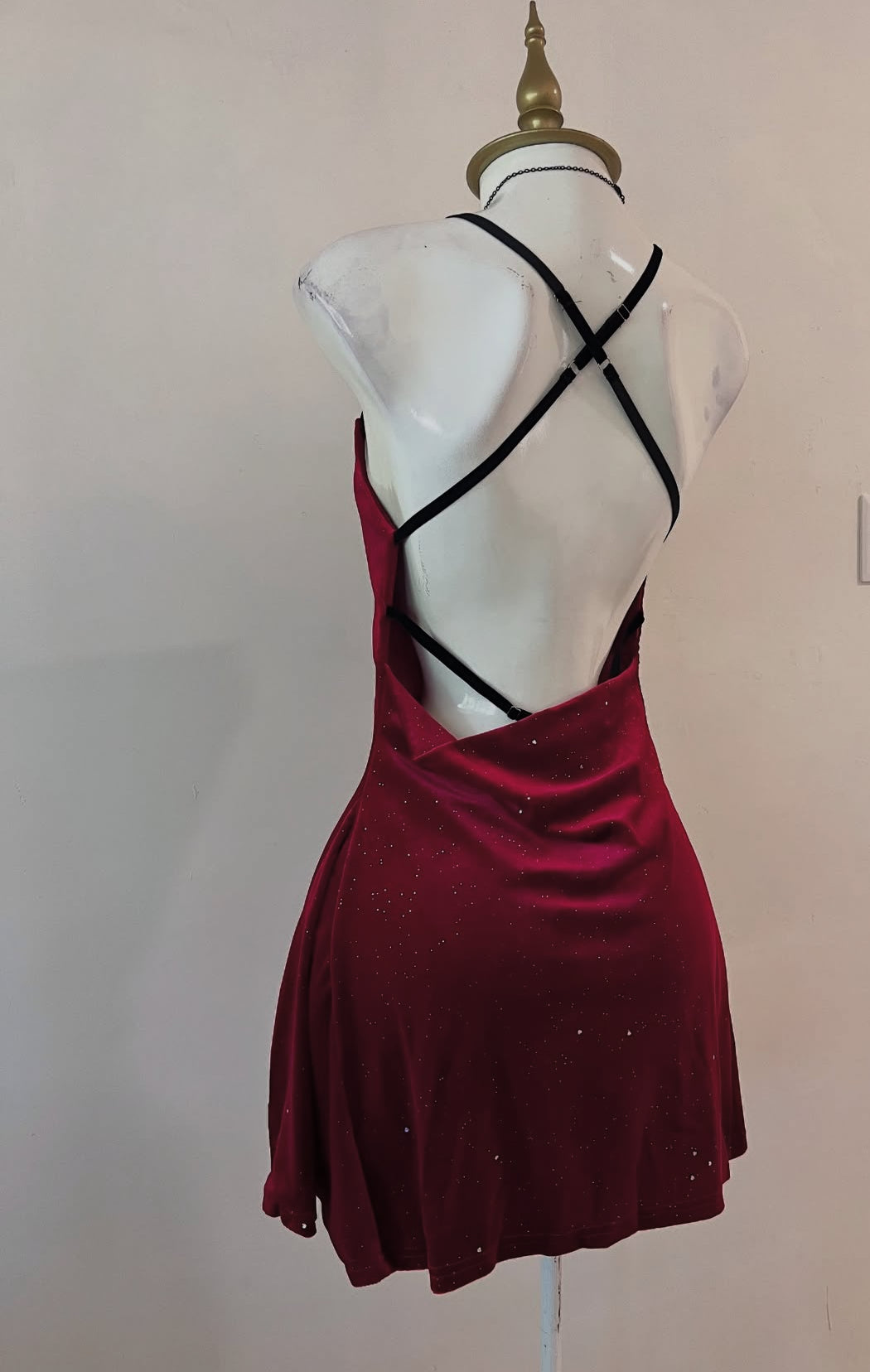 Robe de soirée courte bordeaux dos nu en velours J7924