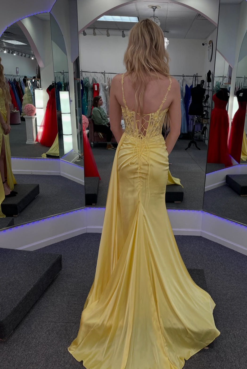 Robe de bal longue jaune style sirène avec fente et appliques J7910