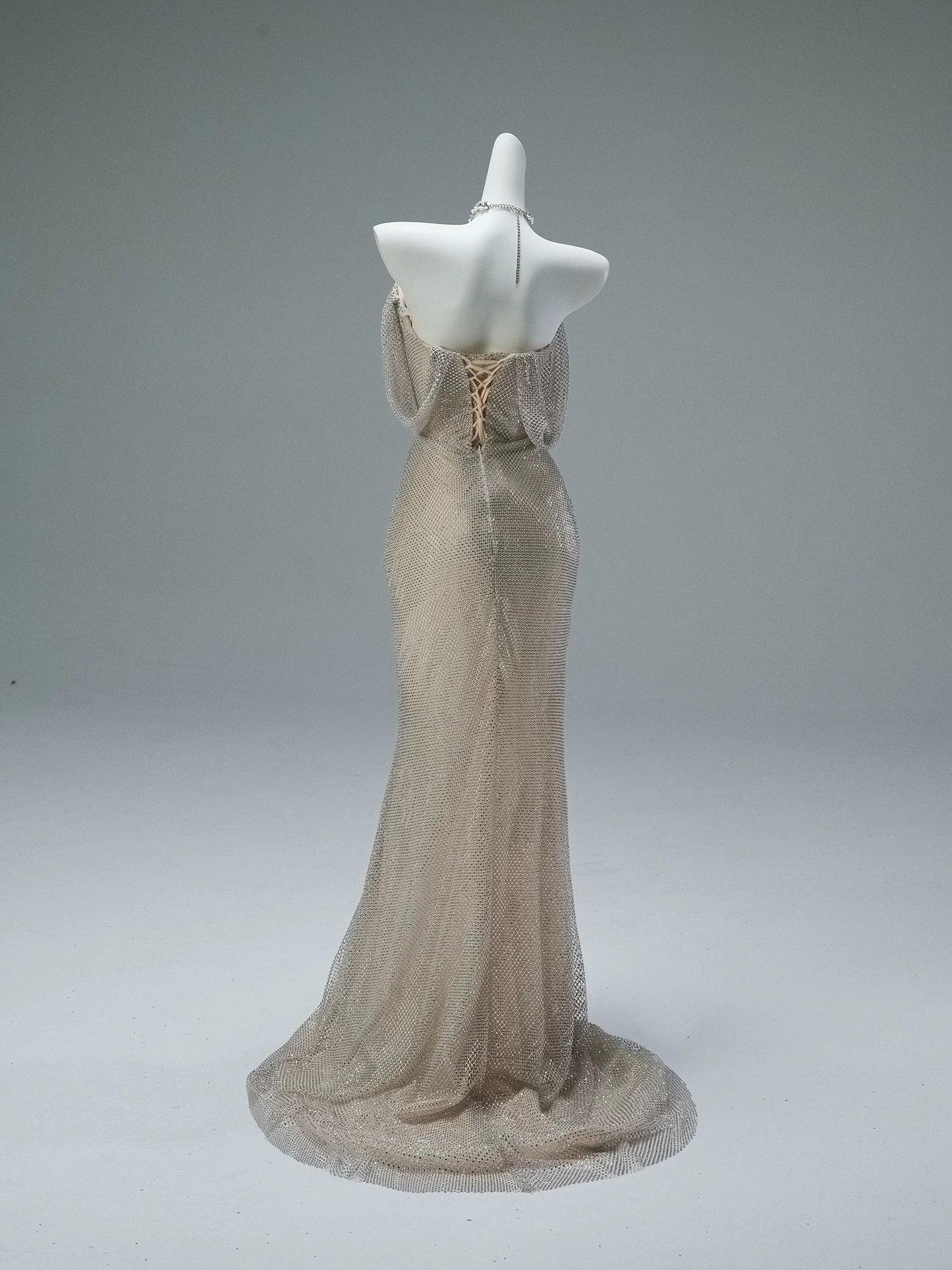 Schulterfreies Meerjungfrau-Ballkleid mit Schlitz J8432