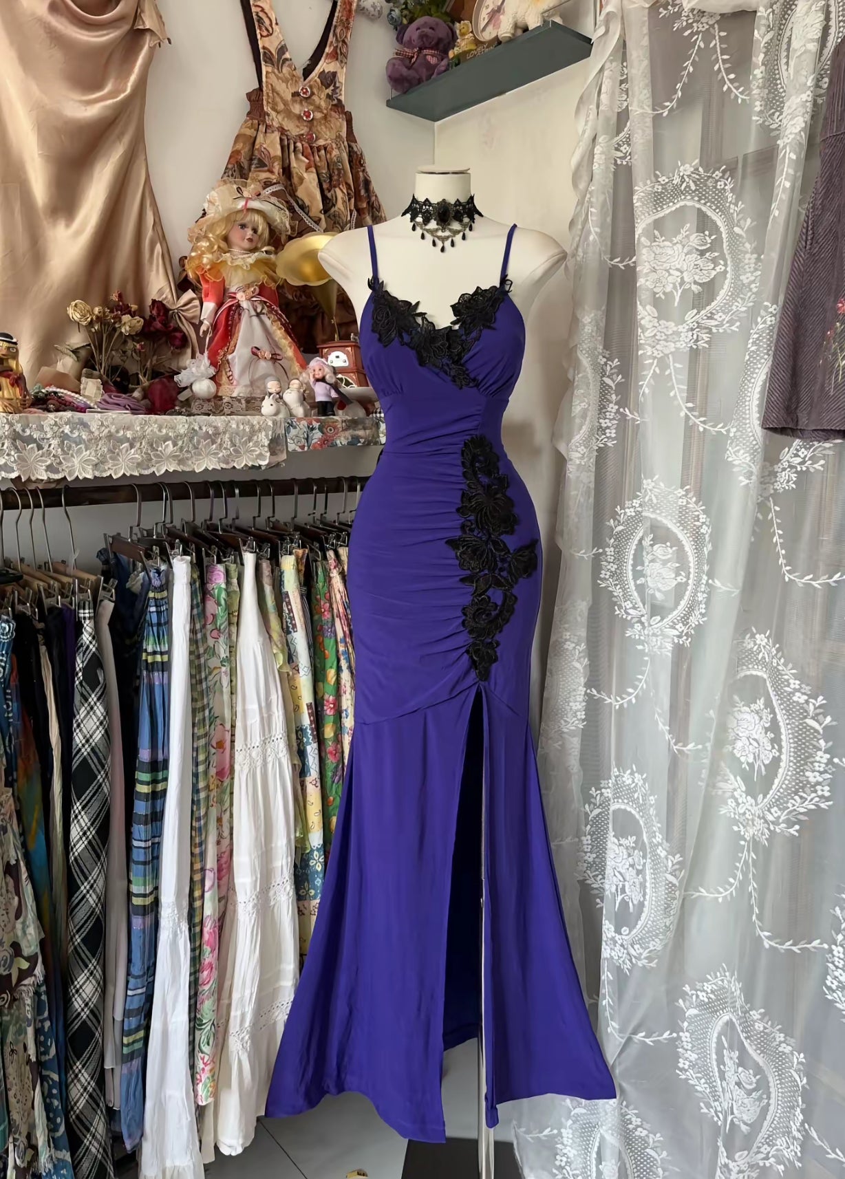 Robe de soirée longue fendue style sirène à bretelles spaghetti et appliques J8456