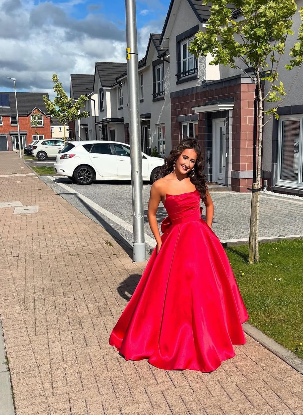Robe de bal longue rouge bustier coupe trapèze avec nœud papillon, robe d'anniversaire rouge J7855