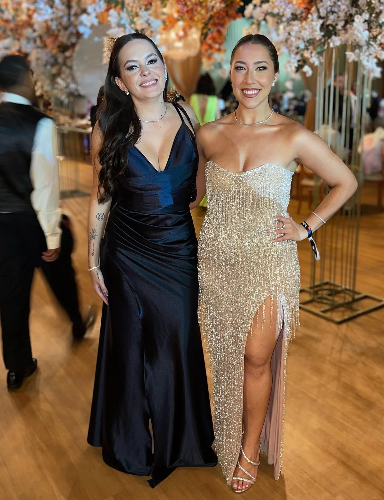 Marineblaues langes Ballkleid mit V-Ausschnitt und Schlitz für Hochzeitsgäste J7921