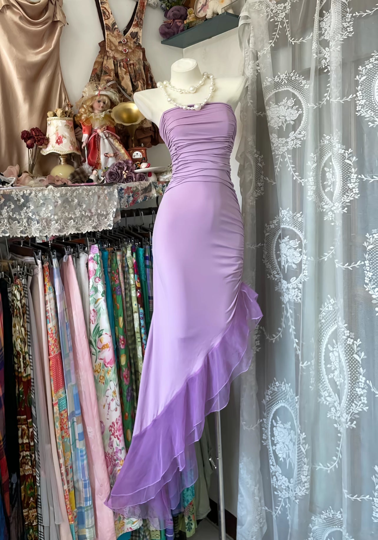 Trägerloses lila Rüschen-Ballkleid Abendkleid Partykleid J8526