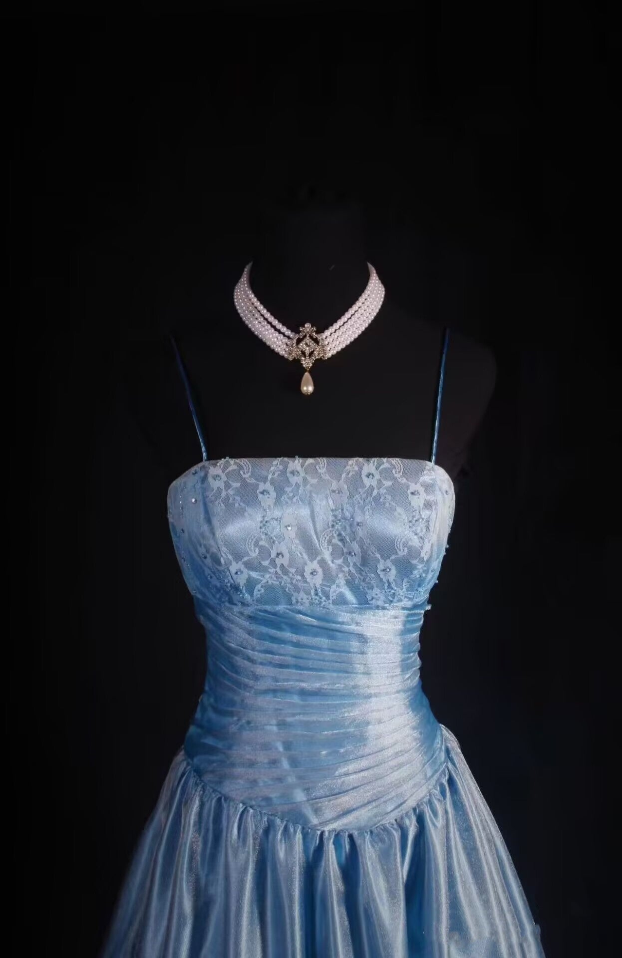 Robe de soirée longue bleue à bretelles spaghetti et coupe trapèze en dentelle J8049