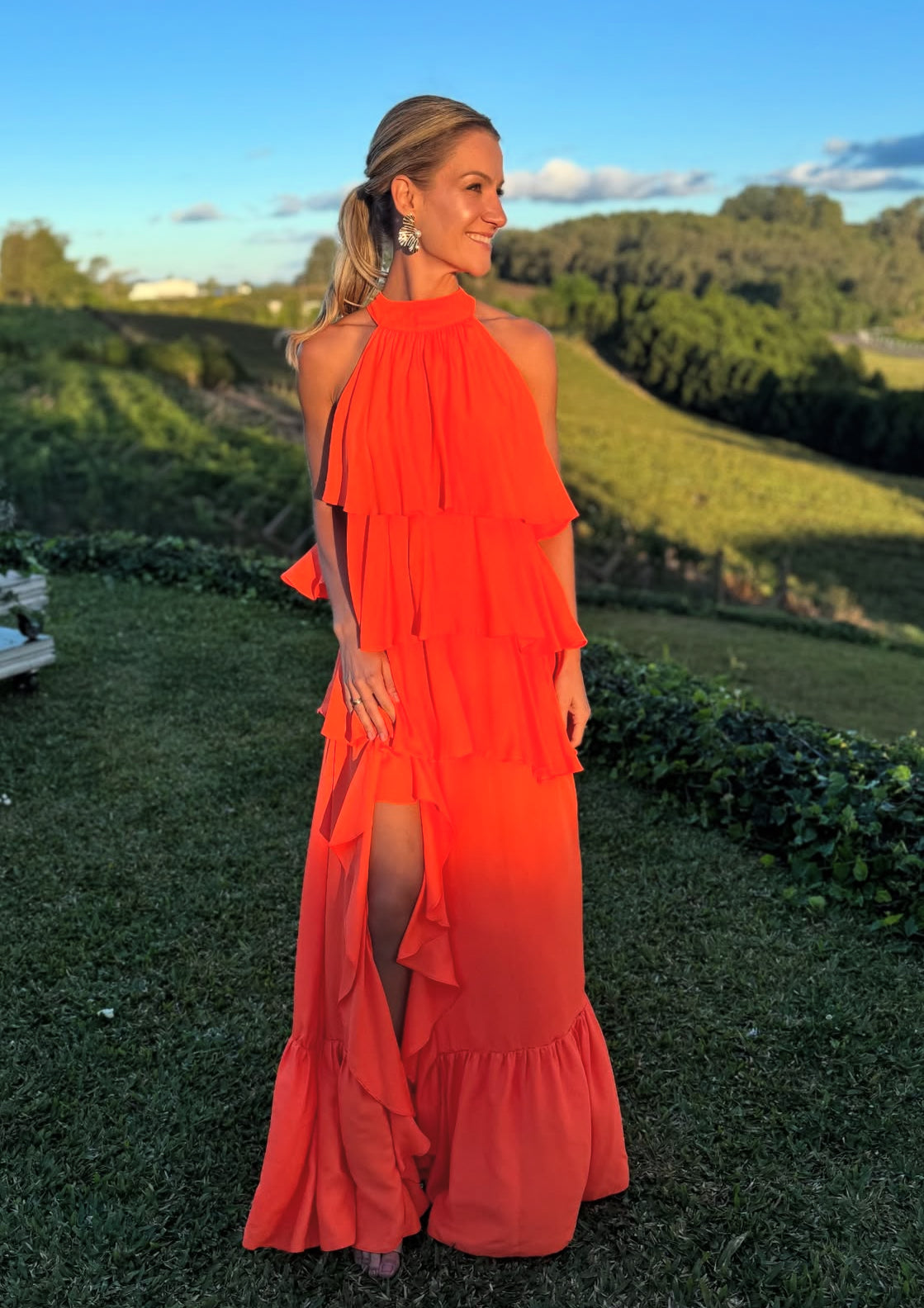 Robe de soirée en mousseline de soie orange à volants et dos nu pour invité de mariage J7033
