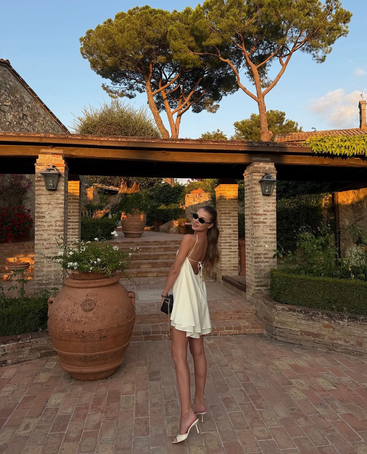 Robe de soirée courte beige dos nu J7780