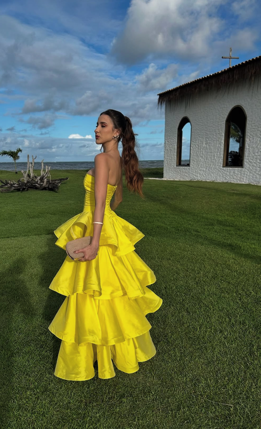 Trägerloses A-Linien-Ballkleid in Gelb, gestuftes Brautkleid J7316