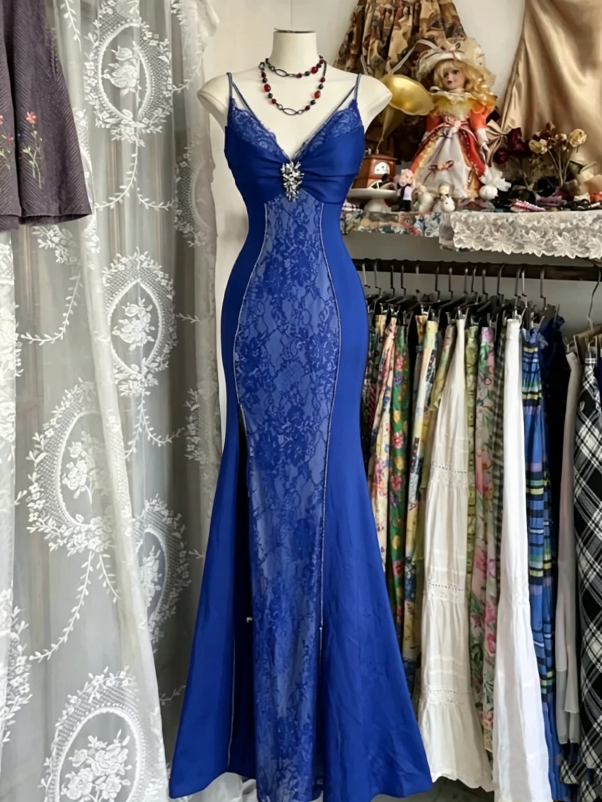 Robe de bal vintage en dentelle bordeaux à col en V et manches longues, style sirène, tenue de soirée, d'anniversaire, J3677