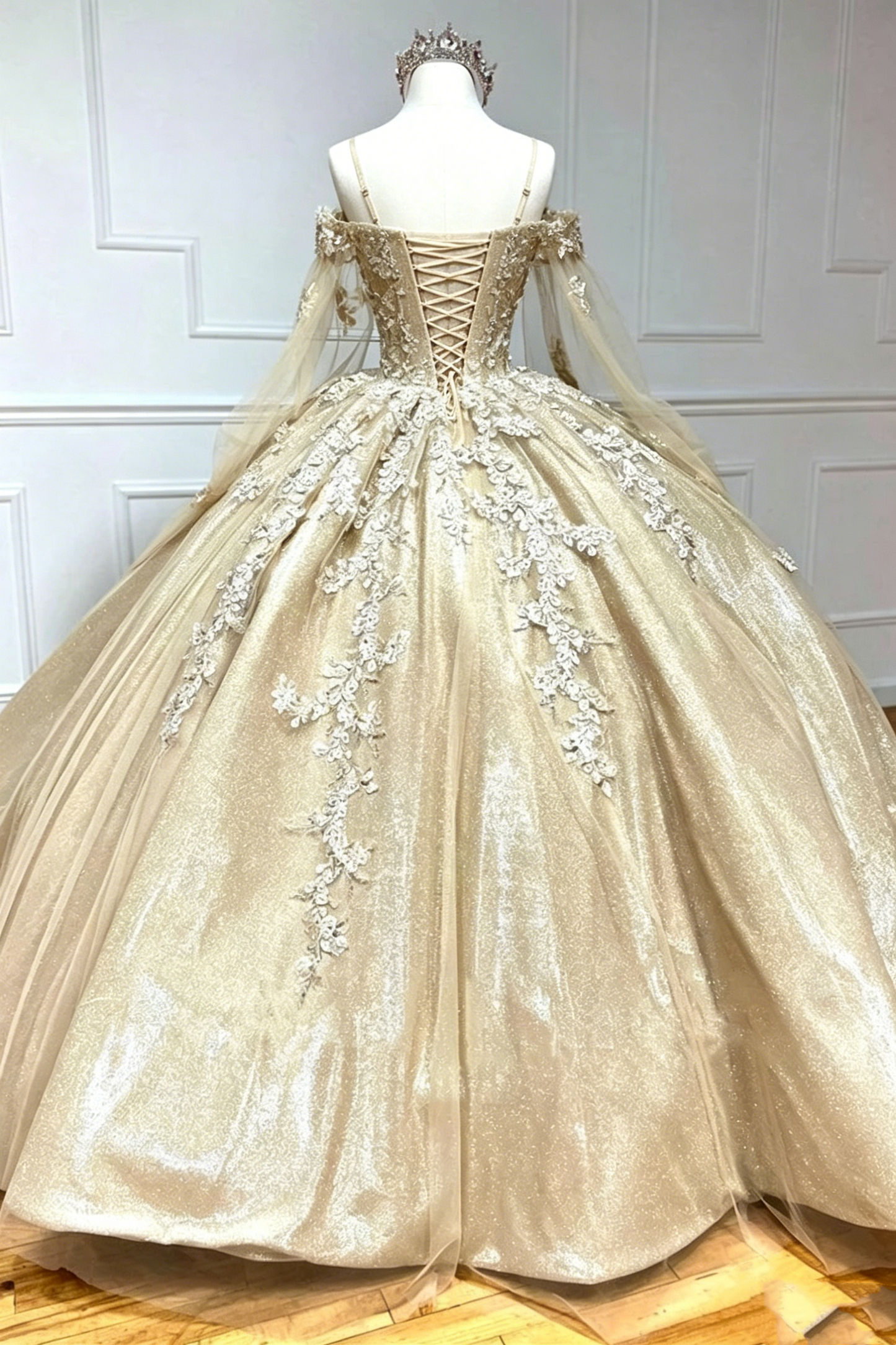 Gold Herzausschnitt Ballkleid mit Cape-Ärmeln Sweet 16 Quinceanera Kleid J4584