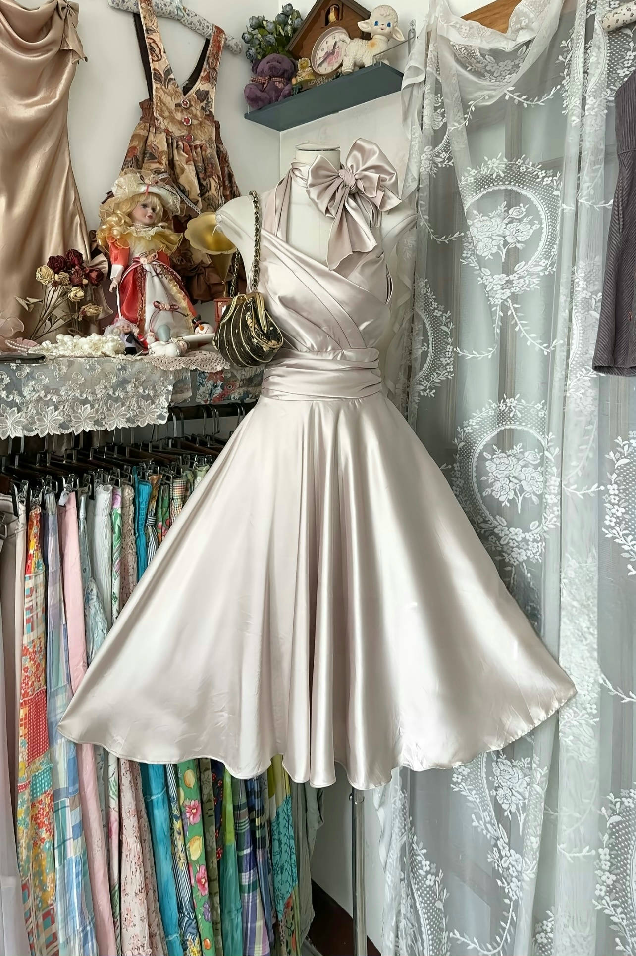 Robe de bal courte et mignonne en satin, coupe trapèze, J6681