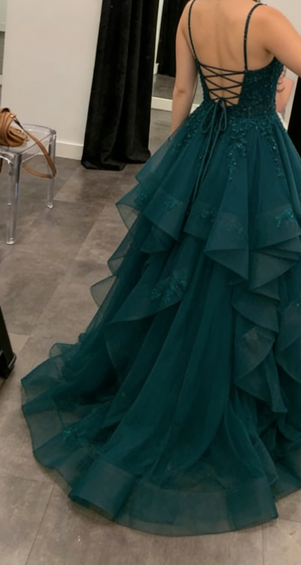 Robe de bal longue en tulle à col en V et volants vert foncé J8178