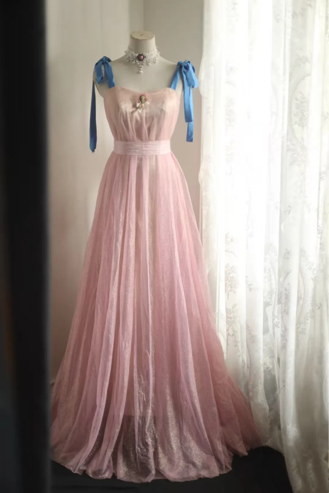 Rosa Etuikleid, lang, mit Seitenschlitz, Satin, formelles Kleid J8820