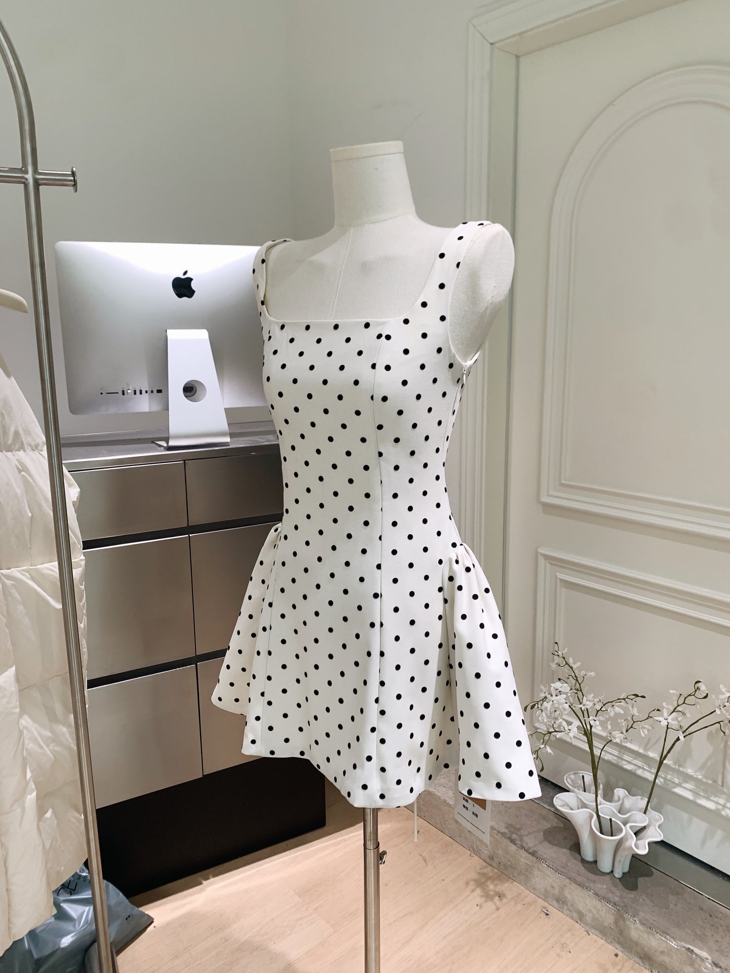 Robe courte blanche à pois, robe d'été, robe d'anniversaire L25