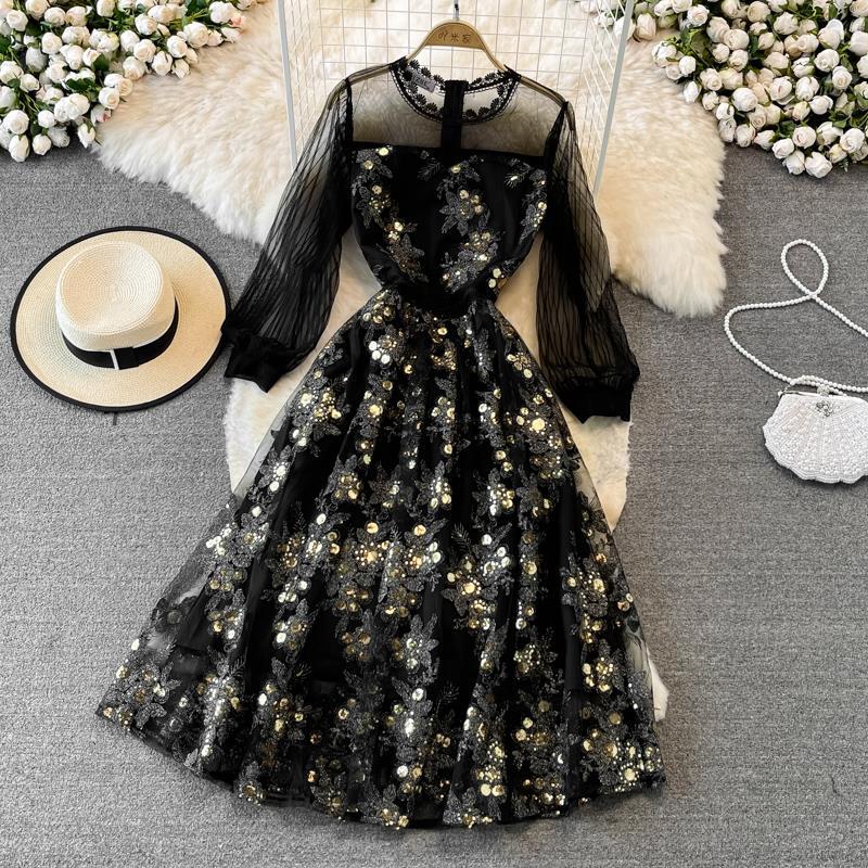 Robe trapèze en tulle brodée à col rond et manches longues 446