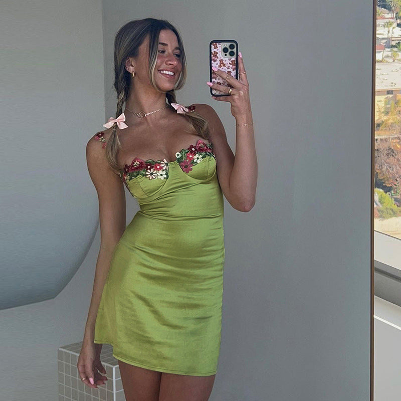 Robe de soirée courte à bretelles spaghetti et coupe ajustée 1997