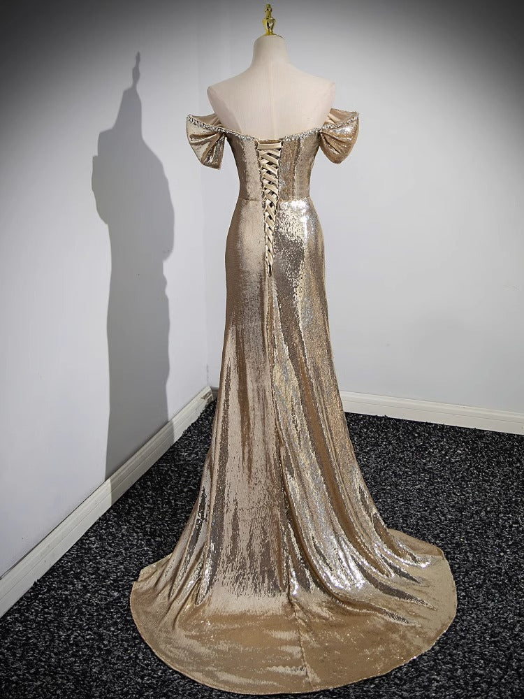 Robe de soirée dorée à paillettes et épaules dénudées avec traîne 1969