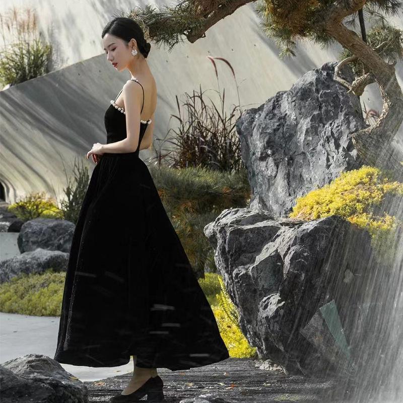 Robe de soirée mi-longue à bretelles spaghetti et perles 495