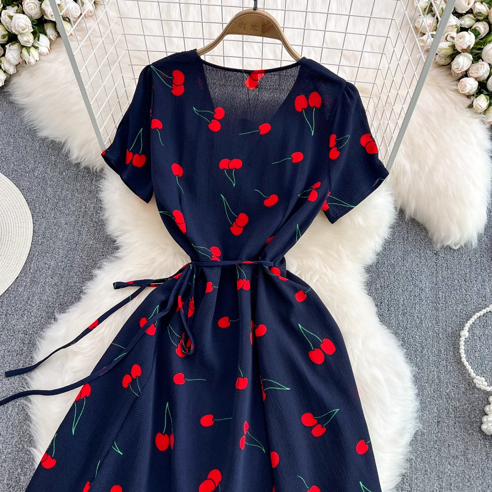 Kleid mit Kirschdruck und V-Ausschnitt. Kurzärmeliges französisches Sommerkleid in A-Linie 907