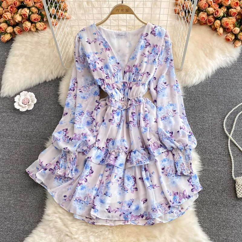 Feenhaftes französisches Chiffonkleid mit V-Ausschnitt und Rüschenrock und Blumenmuster 952