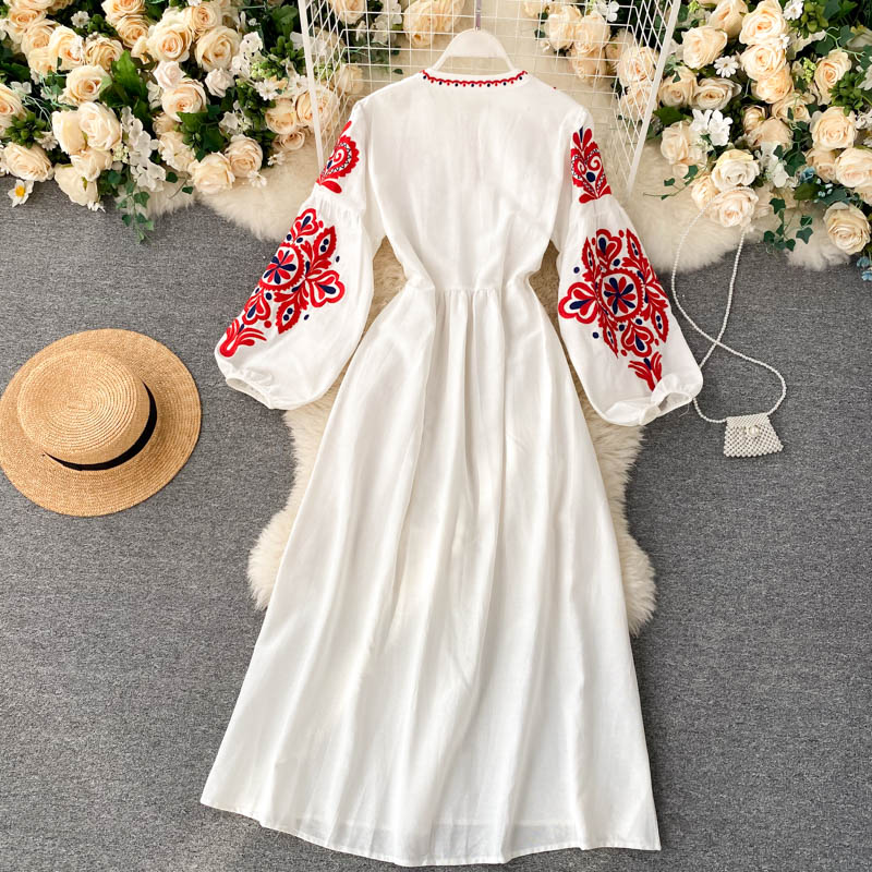 Böhmisches besticktes Blumen-Rundhalskleid, plissiertes, lockeres Sommerkleid 1003