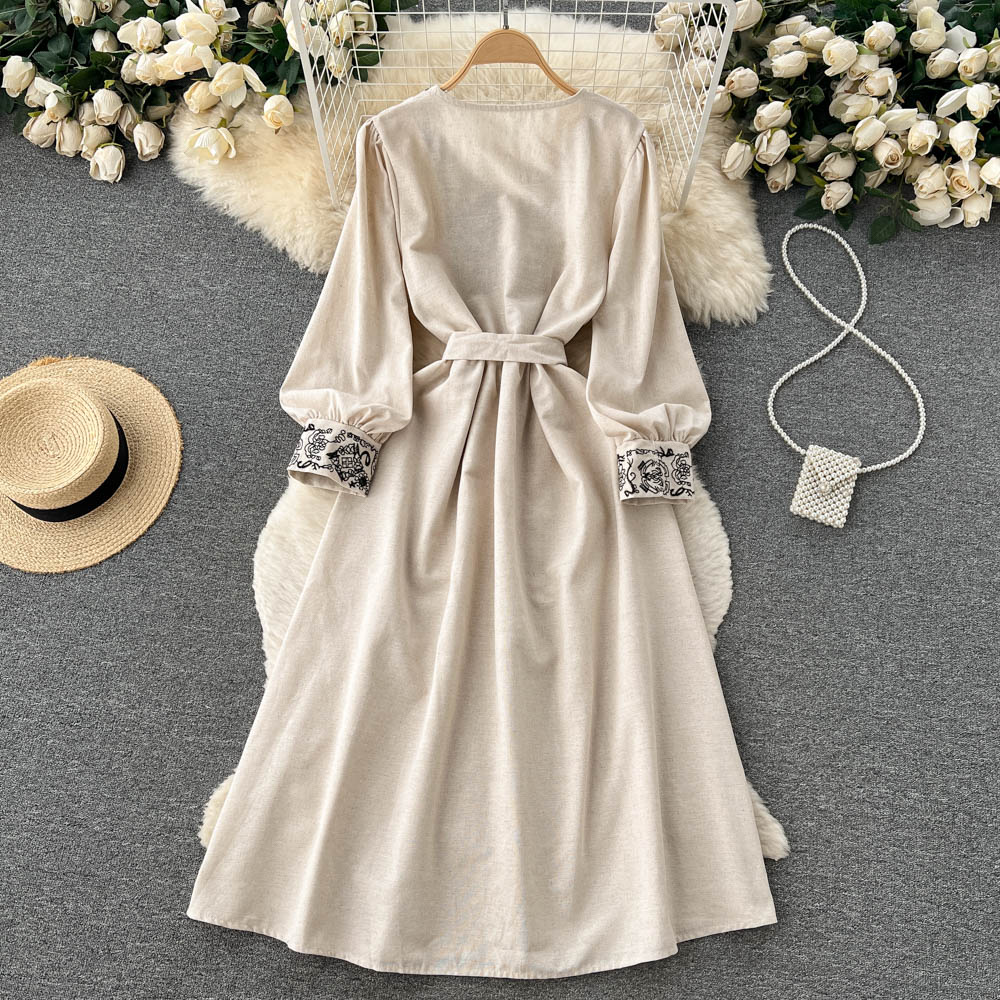 Böhmisches besticktes Vintage-Kleid mit langen Ärmeln, schwingendem langen Rock 1017