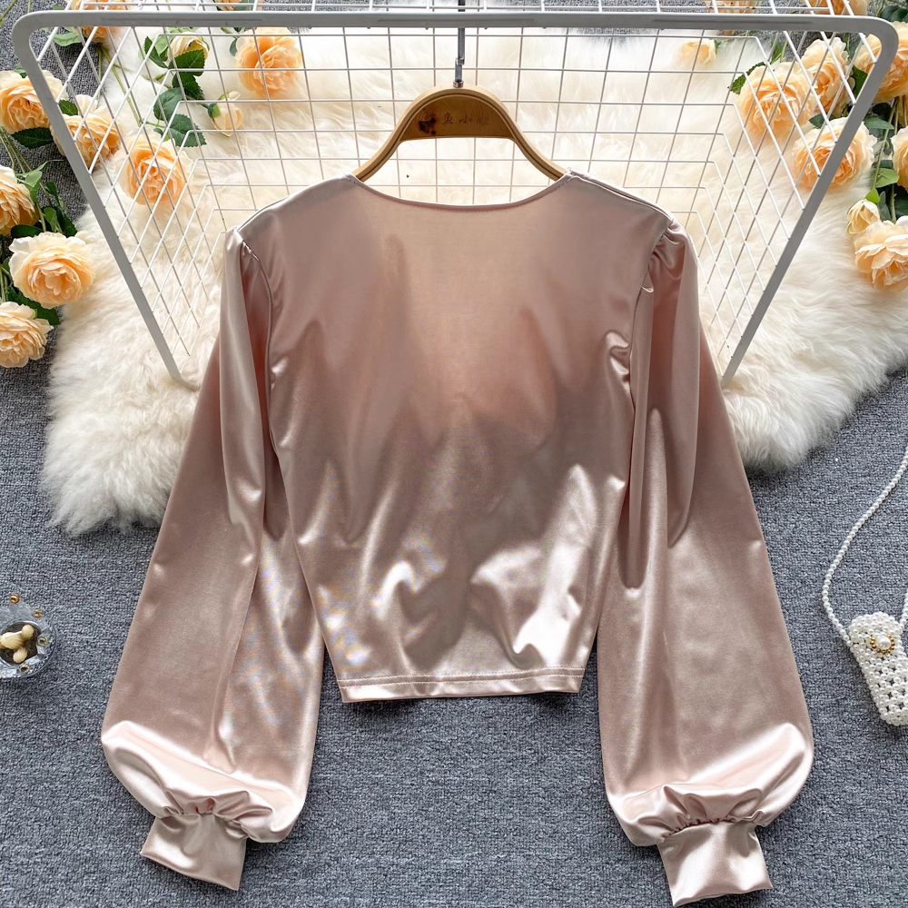 Chemise courte en satin à col en V et manches longues 1041