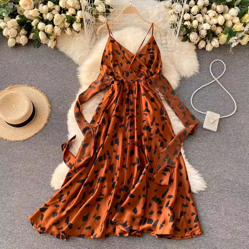 Sexy Abendkleid mit V-Ausschnitt und geschlitztem, gepunktetem Rock 1204