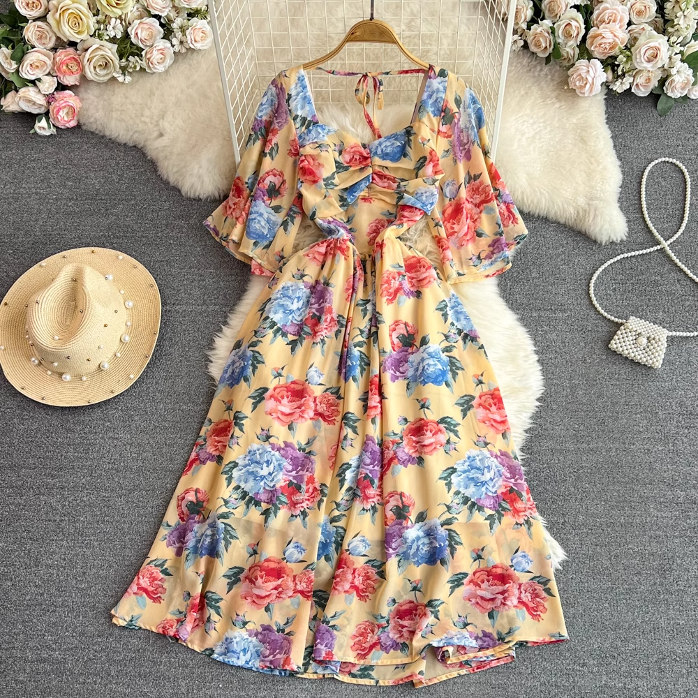 Sommerliches Retro-Kleid mit kurzen Ärmeln und quadratischem Ausschnitt. Mittellanges A-Linien-Blumenkleid 1310