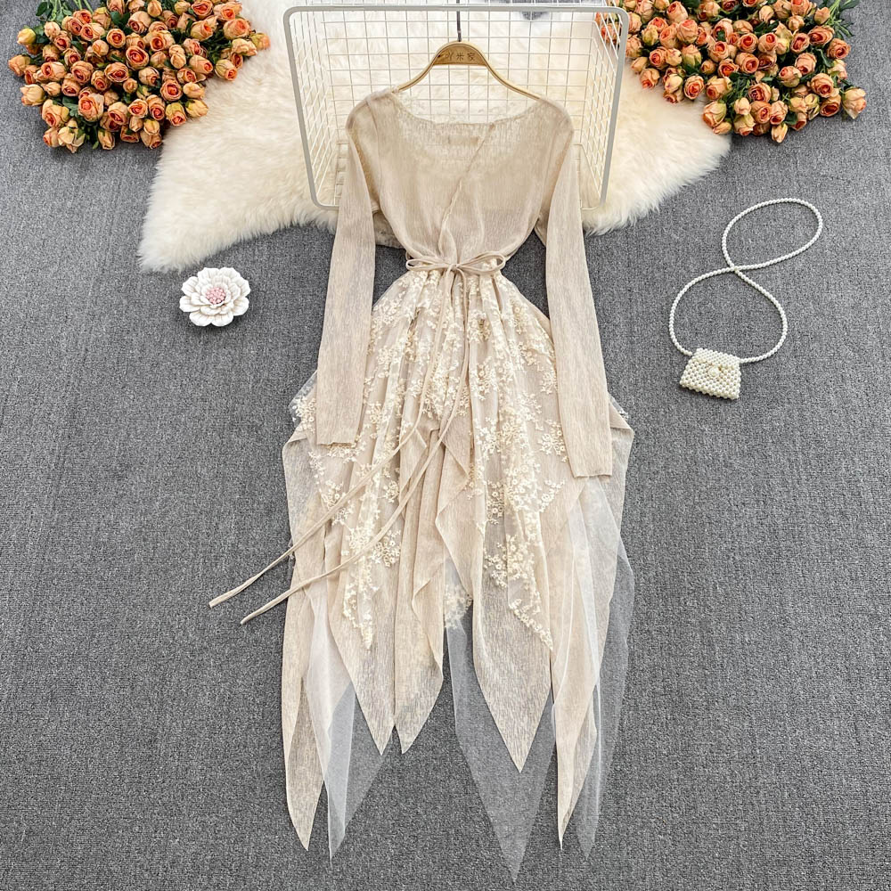 Retro-Feenkleid mit langen Ärmeln und unregelmäßigem Rundhalsausschnitt aus Spitze 1452