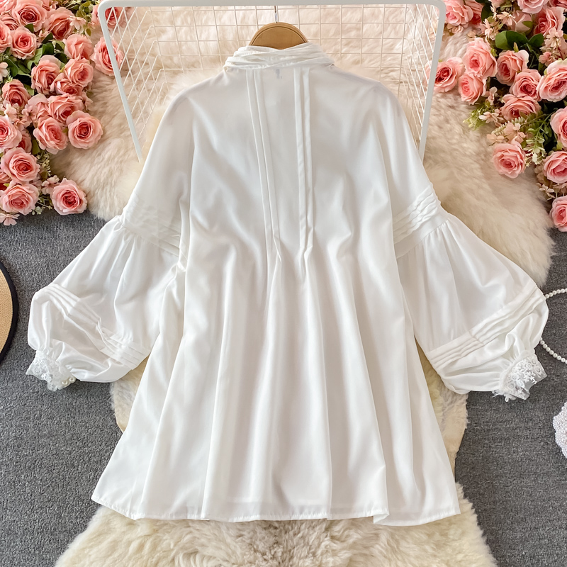 Herbstliches, lockeres weißes kurzes Kleid mit Schleife im Hofstil 1385