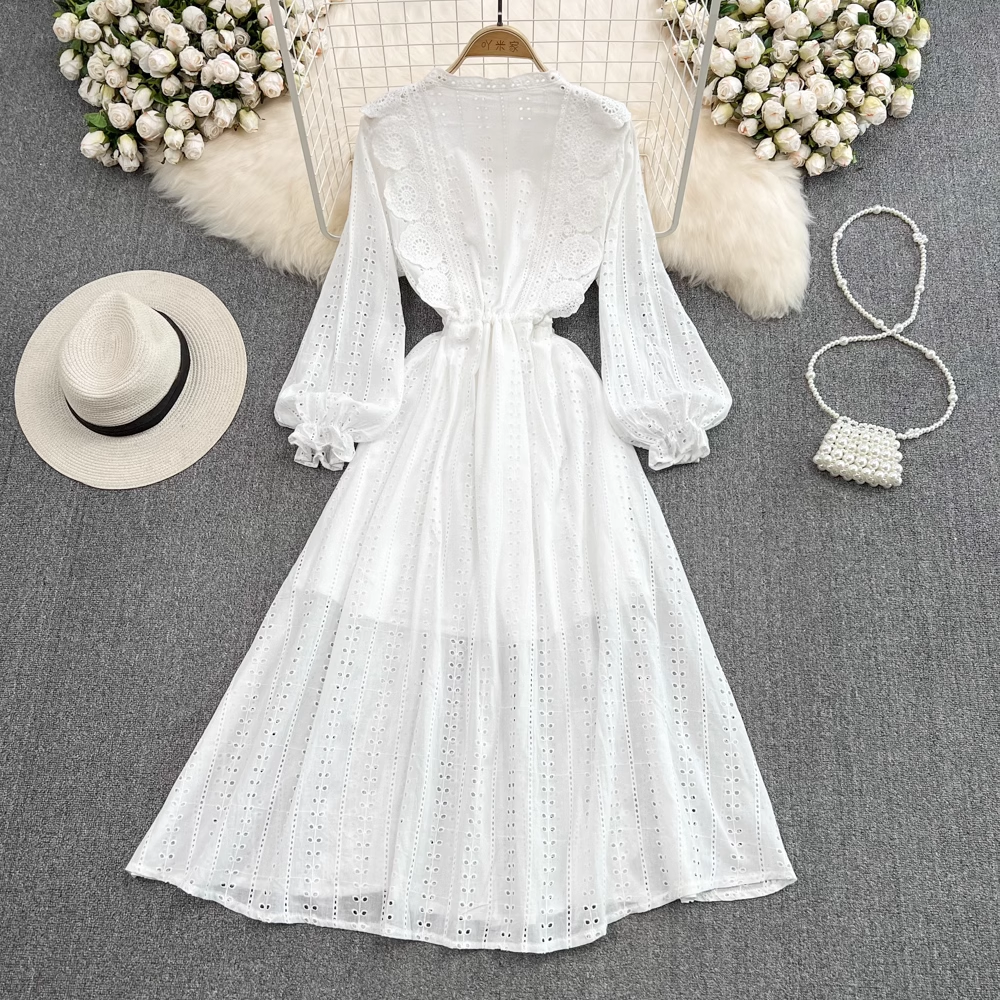 Feenhaftes weißes, hohles, elegantes Kleid mit V-Ausschnitt 1562